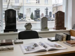 Как выбрать фирму по изготовлению и установке памятников
